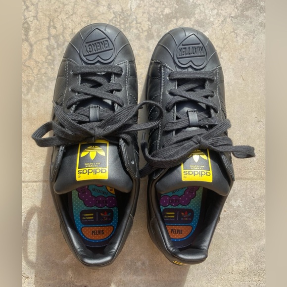 RARE NWOT Adidas Superstar x Pharrell Williams Sneakers in Black & Yellow - Picture 4 of 16